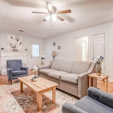 Near Parks & Shopping- Hickory Ridge Hideaway Vila